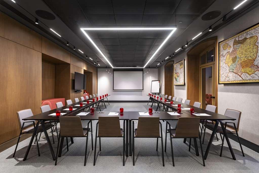 Radisson Red Tbilisi Hotel Instalações foto